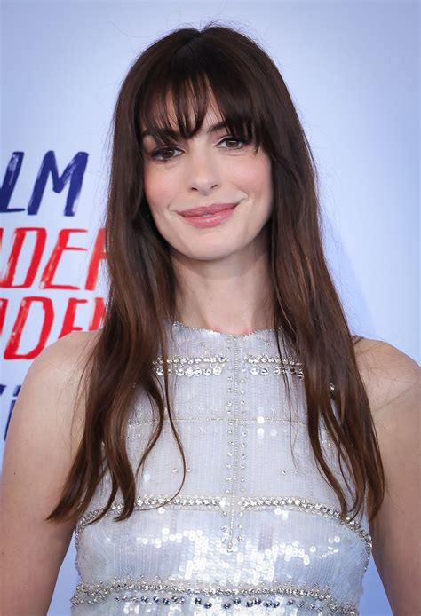 Anne Hathaway s tehotenským bruškom