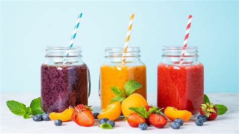 Farebné ovocné smoothie v pohári