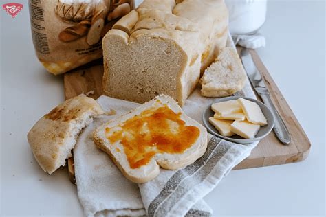 Obrázok rôznych produktov pripravených v domácej pekárni (chlieb, džem, jogurt)