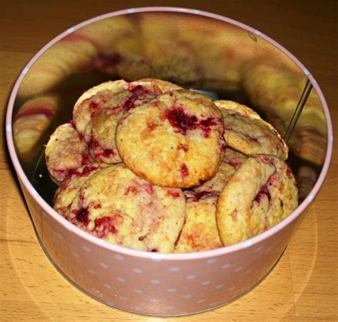 Obrázok: hotové malinovo-citrónové cookies na plechu
