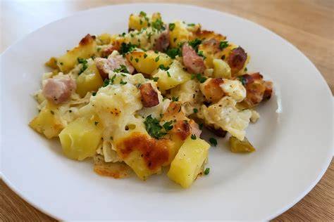 Obrázok vrstveného zapekania so zemiakmi, mäsom a syrom