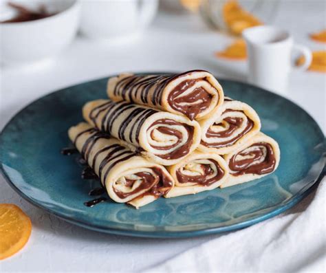 Obrázok znázorňujúci palacinky s belgickou čokoládou - hotové plnené palacinky s polevou