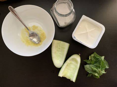 Obrázok: Základné suroviny na tzatziki (grécky jogurt, olivový olej, uhorka, cesnak, kôpor)