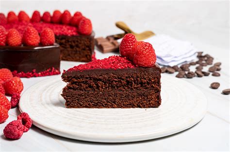 Ilustrácia čokoládovej torty s malinami