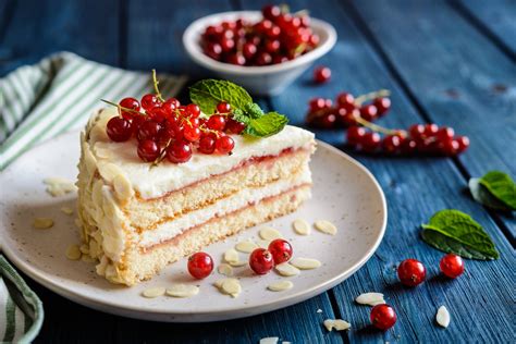 piškótová torta s mascarpone a ríbezľovým džemom