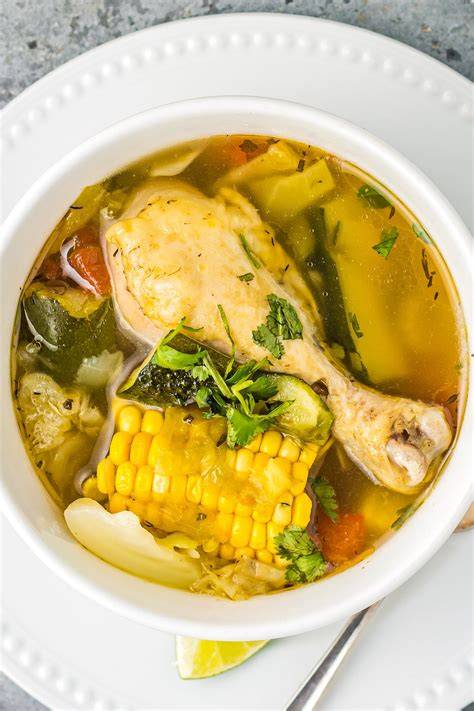 Infografika: Základné zložky Caldo de Pollo a tipy na servírovanie