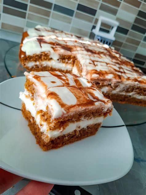 Koláč s ananásovou náplňou a krémom