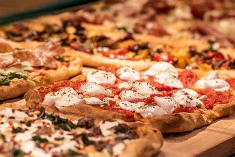 Infografika: Rozloženie ponuky Pizza Bella Fama (druhy pizze, ceny, možnosti doručenia).