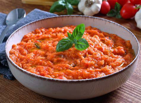 Obrázok: Esteticky servírovaná pappa al pomodoro s čerstvou bazalkou a chlebom