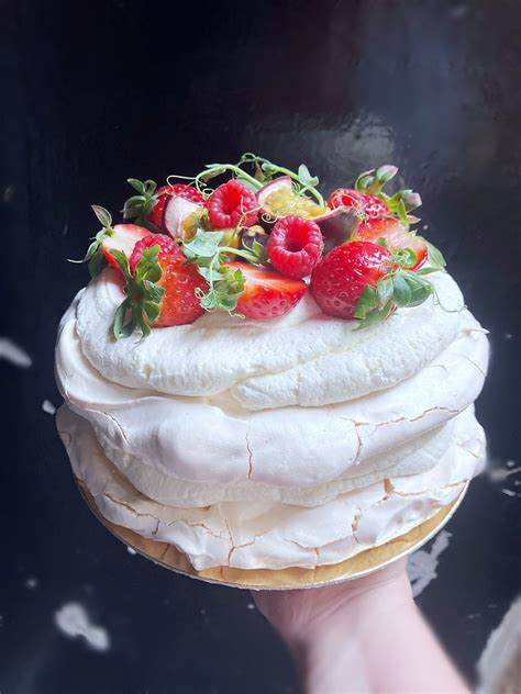 Pavlovova torta s čerstvým ovocím