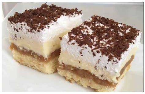 Infografika s postupom vrstvenia koláča: korpus - jablková vrstva - puding - šľahačka