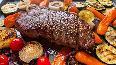Diagram servírovania: steak s karamelizovanou cibuľkou a grilovanou zeleninou