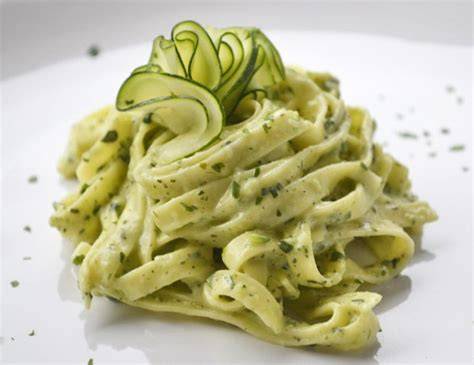Obrázok: Cuketové tagliatelle s avokádom a prepeličím vajíčkom