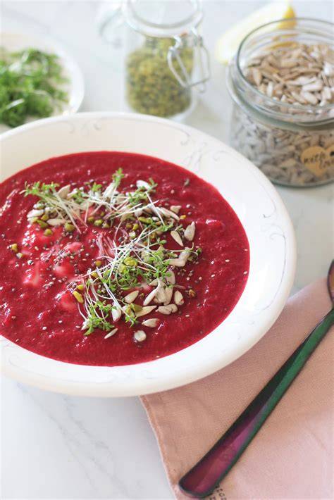 Vegan cviklová polievka s tofu v miske