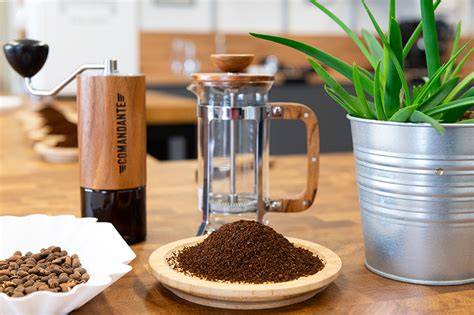 Obrázok správneho nastavenia hrubosti mletia a teploty vody pre French press