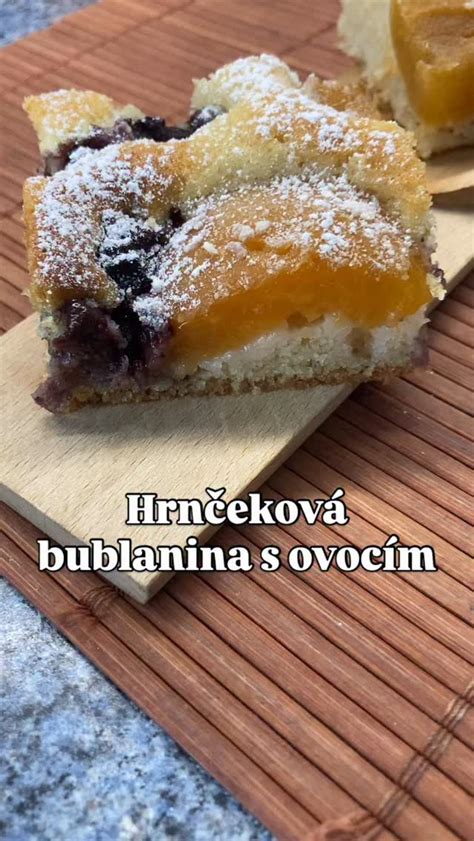 Infografika: postup pečenia broskyňového koláča s vrstvením cesta, ovocia a polevy