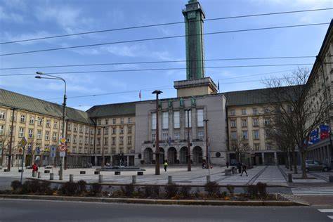 Nová radnica s Glockenspielom a Frauenkirche