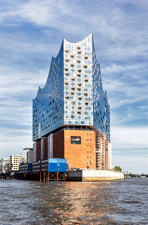 Elbphilharmonie a HafenCity nad riekou Elba