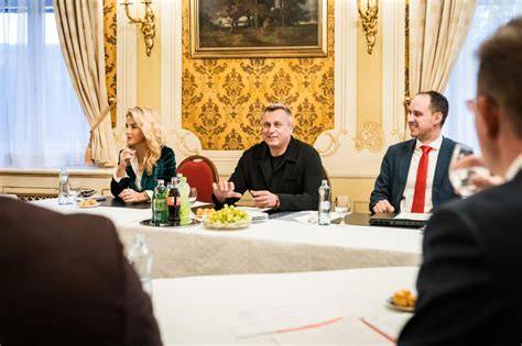 Obrázok: Pestrá zostava slaných pohostení na stole