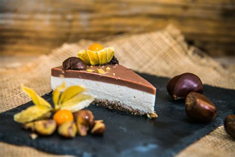 Gaštanový cheesecake - dekorácia čokoládovými lístkami