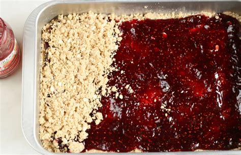 Fotografia hotového bezlepkového malinového koláča