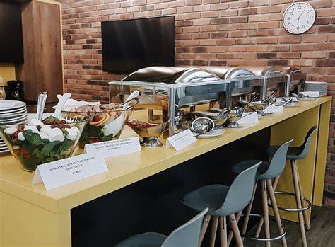 Štýlový raňajkový bufet, prehľadná ponuka a front cooking