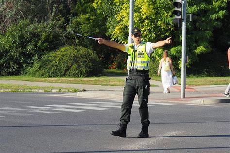 Infografika: Gesto policajta pri riadení premávky a význam jednotlivých pokynov