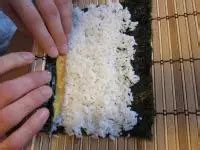 Rolovanie sushi pomocou bambusovej podložky