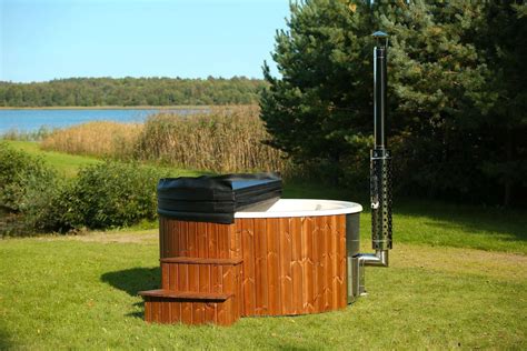 Infra sauna a kúpacia kaďa v záhrade Horehronskej kúrie