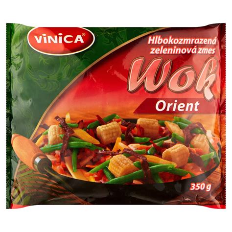 Zmes čerstvej zeleniny na panvici wok