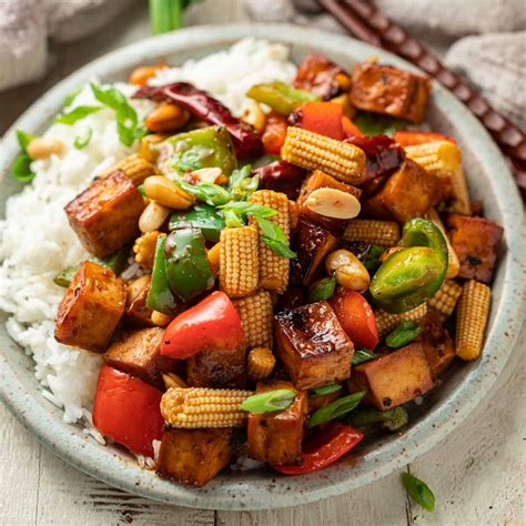 Misku s hotovým vegánskym Kung Pao Tofu