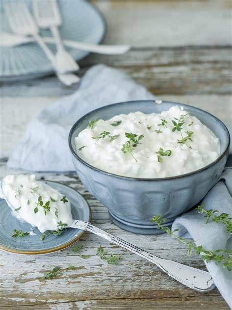 infografika: Výživové benefity cottage cheese a krémových omáčok