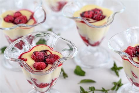 servírovaný puding s ovocím