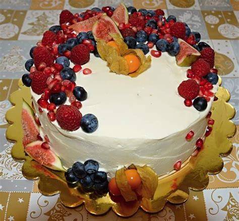 Isomaltové ozdoby a sušené ovocie na vrchu torty