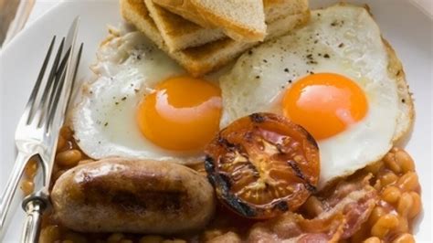 Infografika: Zloženie klasických anglických raňajok (vajcia, slanina, klobása, fazuľa, paradajky, huby, toast)