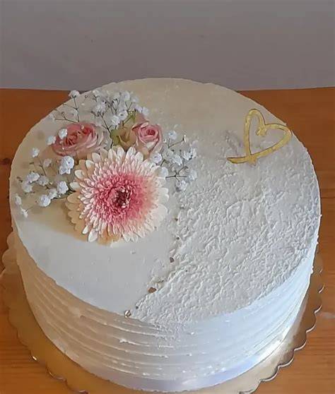 Obrázok s ukážkou čokoládovej torty zdobenej kvetmi