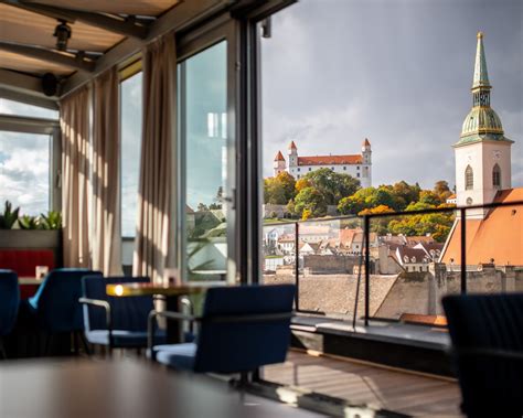 Obrázok: terasy Haki Restaurant Stupava s výhľadom na kaštieľ