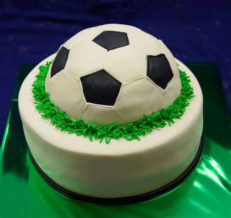 Obľúbený športový motív na torte: erb klubu, lopta, ihrisko