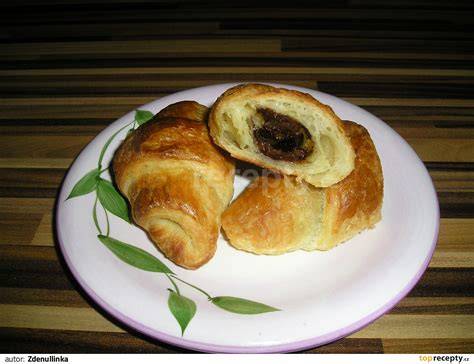 Obrázok typických francúzskych raňajok: croissant, bageta, maslo a džem
