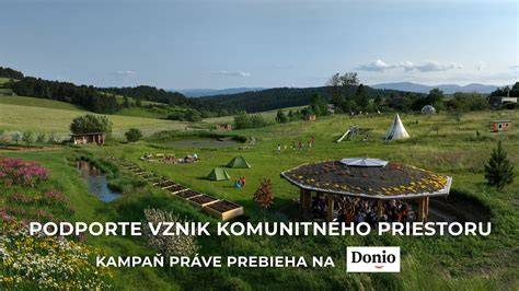 Ilustratívna infografika: denný rytmus v tábore - práce, jedlo, stráženie