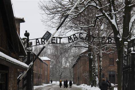 IP cam: súčasný vzhľad areálu Auschwitz-Birkenau a osadené pamätné tabule