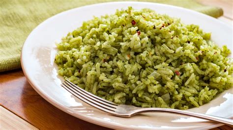 Zelená ryža Arroz verde hotová na servírovanie