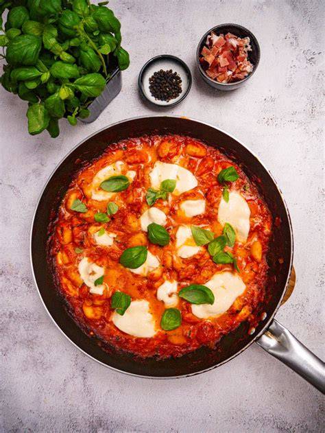 Rajčinové ragú s mozzarellou - vizuál čerstvých paradajok a mozzarelly