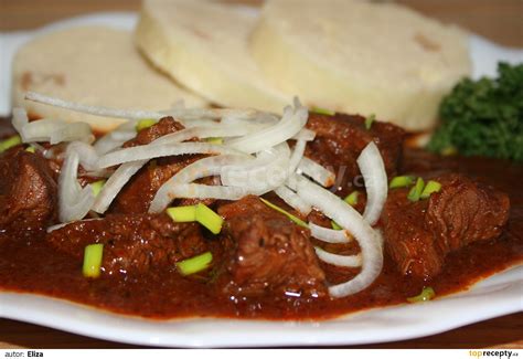 restovanie cibule a masa na gulas