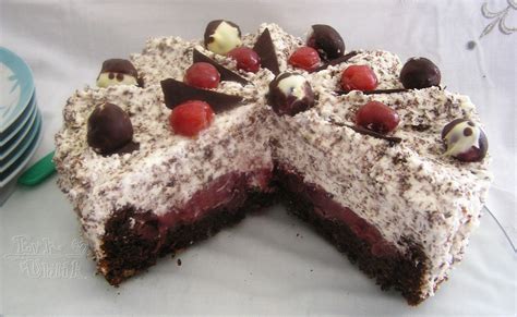 Obrázok: Višňovo-čokoládová torta rozkrojená na tri vrstvy