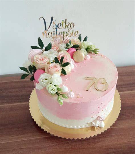 Obrázok kvetinovej torty s maľovanými kvetmi a živými kvetmi