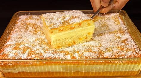 Koláč s broskyňami a piškótami