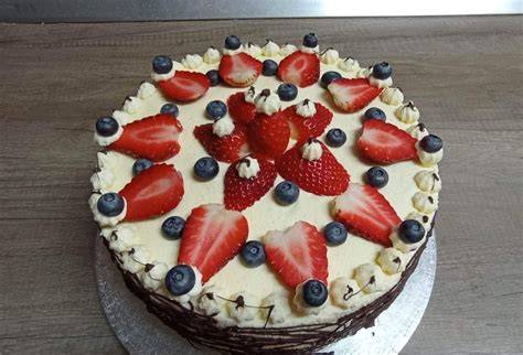 obrázok s hotovou tortou a mascarpone plnkami