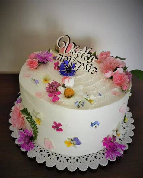 Vintage kvetinová torta s čipkou a perlezou