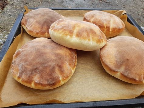 Domáci pita chlieb: vizuálny príklad nafúknutého plátu s kapsou
